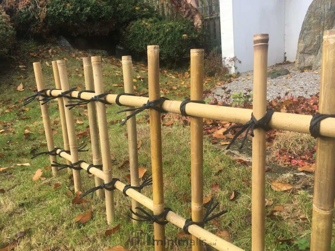 pagar dari bambu sederhana