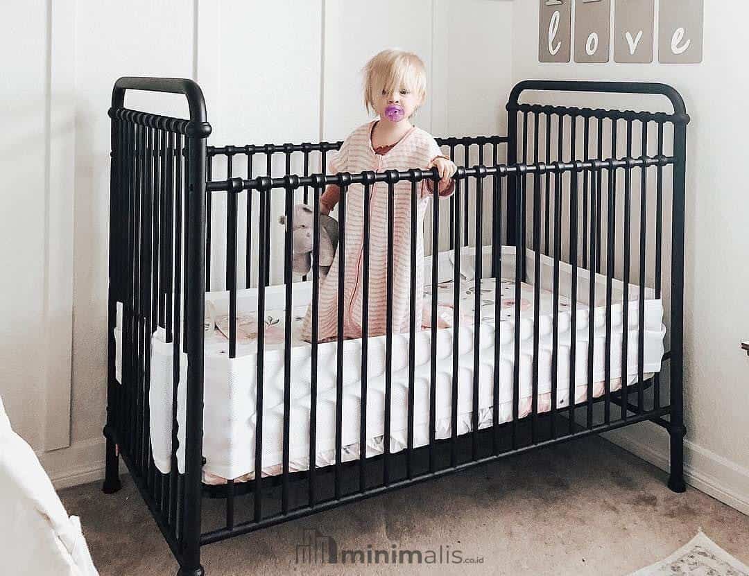 tempat tidur bayi besi