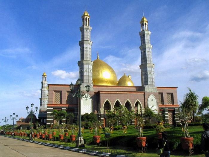 Warna Masjid Kubah Emas