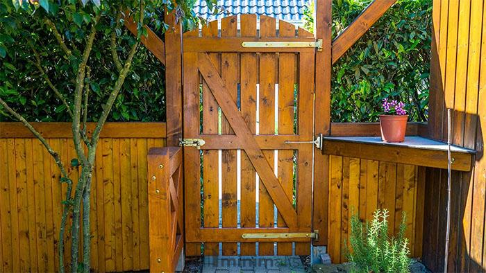 model pintu pagar kayu minimalis