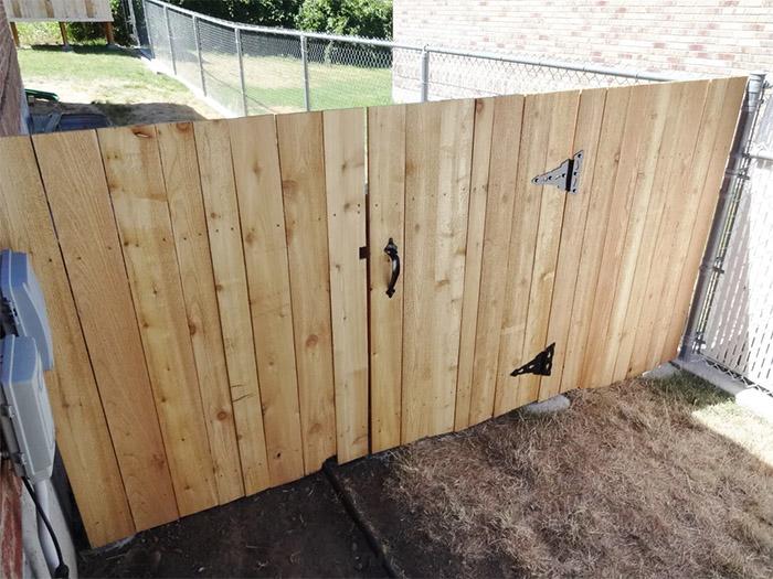 pintu pagar kayu minimalis