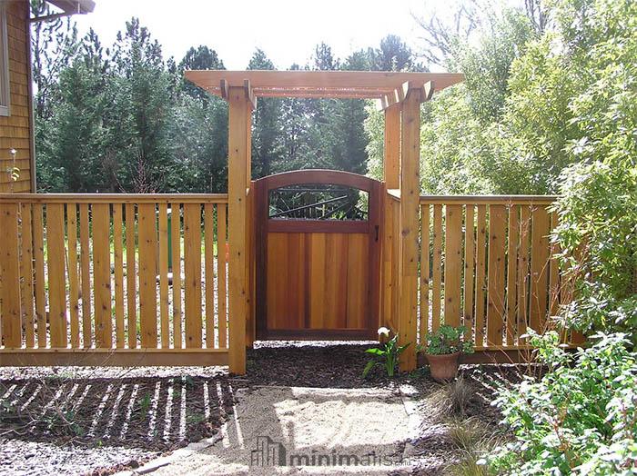 pintu pagar kayu sederhana