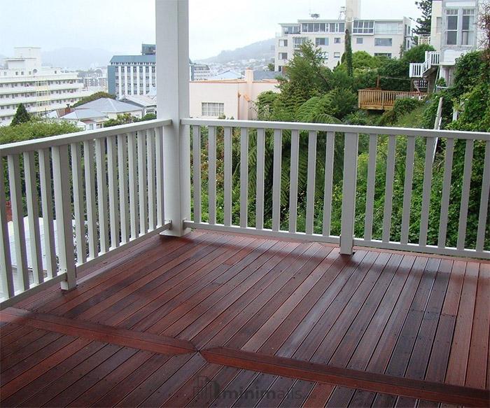 desain pagar balkon kayu